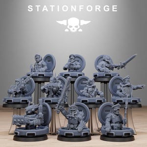 以下が含まれることがあります： さまざまなポーズの兵士を描いたグレーのミニチュアフィギュアのコレクション。一部は武器を持っています。フィギュアは黒い円形の台座にあります。「STATIONFORGE」というテキストとスカルロゴが上部にあります。
