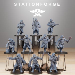 Puede incluir: Un conjunto de diez figuras de soldados en miniatura de resina gris sin pintar de StationForge. Cada figura lleva máscara de gas, casco y abrigo largo, posando con varias armas incluyendo rifles, pistolas, una pala y un libro sobre bases.