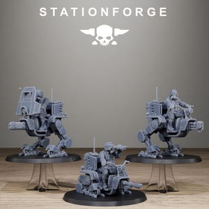 Może przedstawiać: Trzy szare miniaturowe figurki żołnierzy na mechanicznych kroczących maszynach, każda na okrągłej czarnej podstawie. Na górze widnieje napis STATIONFORGE oraz logo czaszki. Żołnierze mają na sobie hełmy i maski przeciwgazowe oraz obsługują broń.