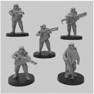 Puede incluir: Cinco figuras en miniatura de plástico gris de figuras encapuchadas que sostienen armas. Las figuras están de pie sobre bases circulares negras.