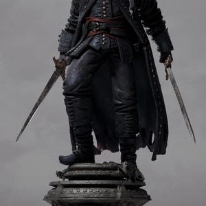 Könnte beinhalten: Detaillierte Statue einer hellhäutigen humanoiden Figur mit spitzen Ohren, gekleidet in einem dunklen, verzierten Outfit, die zwei Schwerter hält. Die Figur steht auf einem dekorativen Sockel. Der Text "Nocturne Assembly 1/6 scale" ist sichtbar.