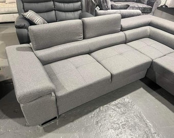 Graues Ecksofa mit Aufbewahrung