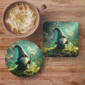 Peut inclure: Un café au lait dans une tasse rose posé sur une surface en bois à côté de deux dessous de verre. Les dessous de verre présentent un design de gnome fantaisiste avec un chapeau et un bâton verts, dans une scène de forêt magique avec le texte "together".