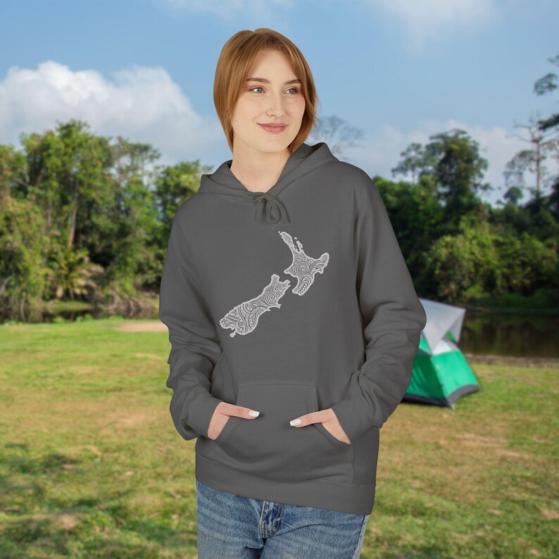 New Zealand Map Maori Tattoo Hoodie Cool Aotearoa Gift Jacket NZ Top Kiwi Birthday Pullover Unisex Midweight Softstyle Fleece Hoodie Charcoal
