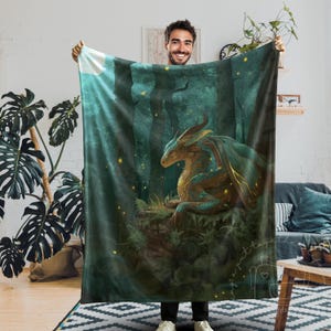 Manta de peluche Dragón del Bosque / Manta de fantasía Luciérnagas a la luz de la luna / Terciopelo con arte de dragón verde y amarillo / Criatura mítica acogedora para dormitorio juvenil