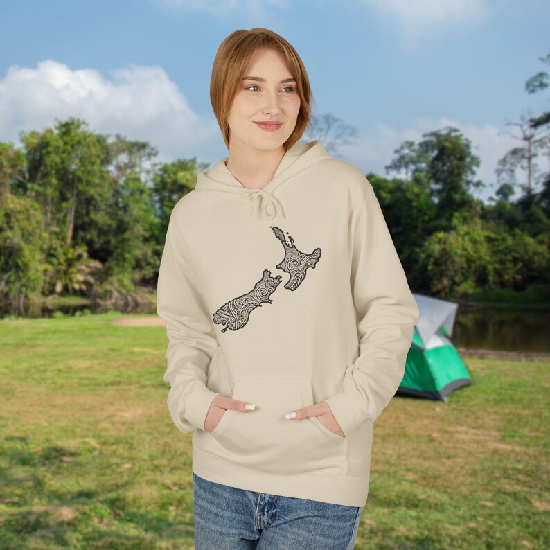 New Zealand Map Maori Tattoo Hoodie Cool Aotearoa Gift Jacket NZ Top Kiwi Birthday Pullover Unisex Midweight Softstyle Fleece Hoodie Sand