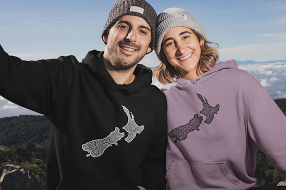 New Zealand Map Maori Tattoo Hoodie Cool Aotearoa Gift Jacket NZ Top Kiwi Birthday Pullover Unisex Midweight Softstyle Fleece Hoodie
