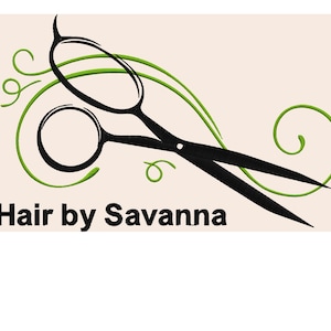 Könnte beinhalten: Ein Logo mit schwarzer Schere und grünen Wirbeln sowie dem Text "Hair by Savanna" in Schwarz. Die Schere ist der Mittelpunkt, wobei die grünen Wirbel ein dekoratives Element hinzufügen. Der Hintergrund ist hellbeige.