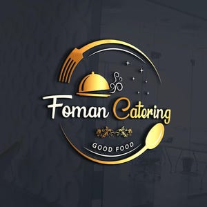 Może przedstawiać: Złote i białe logo dla "Foman Catering" na ciemnoszarym tle. Logo przedstawia widelec, klosz i łyżkę, ze słowami "Foman Catering" i "Good Food" w eleganckim skrypcie. Gwiazdy i elementy dekoracyjne dopełniają projekt.