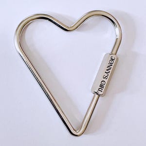 Portachiavi a forma di cuore cromato / Moschettone portachiavi in argento inciso / Regalo personalizzato per lei