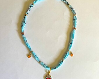 Baby Blaue Bandana Halskette mit Sacred Heart Anhänger - 16"Boho Charms Schmuck | Handgemacht