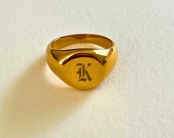 Gravierter goldener Siegelring, personalisierte Initialen