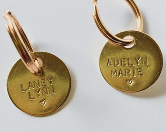 Plaque en laiton personnalisée | Porte-clés étiquette nominative en métal doré estampé | Étiquette nominative personnalisée pour chien