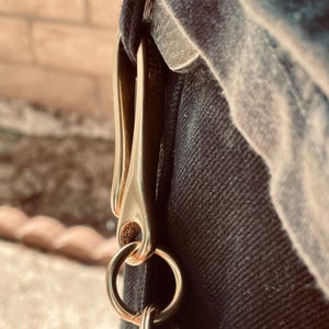 Llavero de latón con forma de anzuelo / Soporte para llaves con presilla para cinturón / Regalo de boda grabado para padrinos