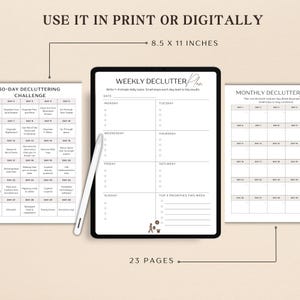 Op de afbeelding: Een digitale planner met een zwarte tablet met een wekelijks opruimplan, een 60-daagse opruimuitdaging en een maandelijks opruimplan. De tablet is 21,59 x 27,94 cm. De tekst bevat "Weekly Declutter Plan".