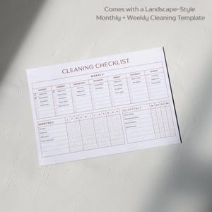 Puede incluir: Una lista de verificaci&oacute;n de limpieza blanca con una cuadr&iacute;cula y texto marr&oacute;n claro. La lista incluye tareas semanales, mensuales y trimestrales. El texto "CLEANING CHECKLIST" est&aacute; en la parte superior. El texto "Comes with a Landscape-Style Monthly + Weekly Cleaning Template" est&aacute; en la parte superior.