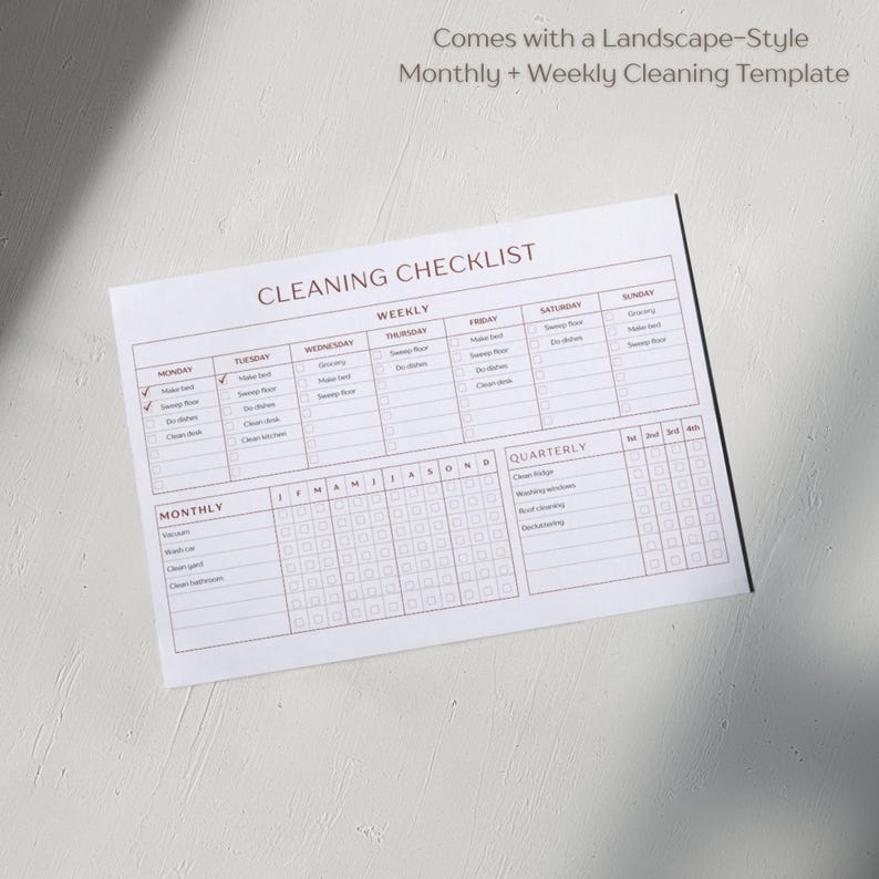 Puede incluir: Una lista de verificaci&oacute;n de limpieza blanca con una cuadr&iacute;cula y texto marr&oacute;n claro. La lista incluye tareas semanales, mensuales y trimestrales. El texto "CLEANING CHECKLIST" est&aacute; en la parte superior. El texto "Comes with a Landscape-Style Monthly + Weekly Cleaning Template" est&aacute; en la parte superior.