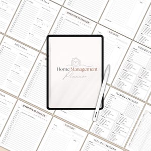 Peut inclure: Un planificateur num&eacute;rique avec un fond blanc et le texte "Home Management Planner" en noir. Le planificateur comprend des pages pour les plans quotidiens, les suivis de rendez-vous, les listes de t&acirc;ches et les listes de contr&ocirc;le de nettoyage.