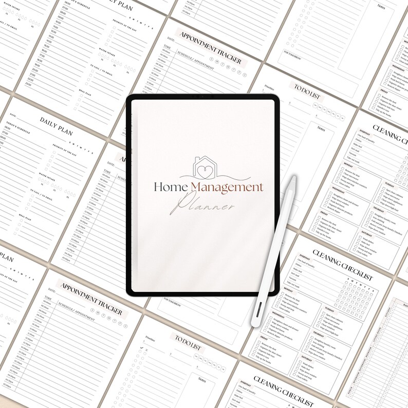 Peut inclure: Un planificateur num&eacute;rique avec un fond blanc et le texte "Home Management Planner" en noir. Le planificateur comprend des pages pour les plans quotidiens, les suivis de rendez-vous, les listes de t&acirc;ches et les listes de contr&ocirc;le de nettoyage.