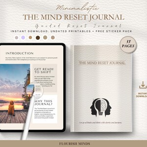 Op de afbeelding: Een digitaal downloadproduct met een journal en een tablet. De journalcover leest "THE MIND RESET JOURNAL" met een hersen- en gloeilamp-logo. De tablet toont journaalpagina's met tekst en afbeeldingen. Het product bevat ongedateerde printables.