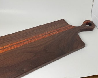 Tabla de charcutería con madera de nogal y leopardo