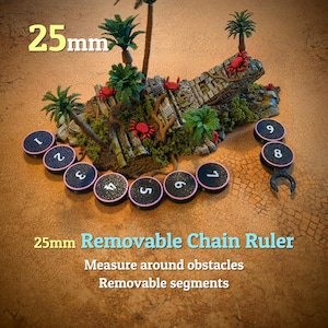 Puede incluir: Una regla de cadena extraíble de 25mm que consta de segmentos circulares negros con números blancos del uno al nueve. Los segmentos tienen bordes rosas y están diseñados para medir alrededor de obstáculos. El conjunto se muestra con palmeras.