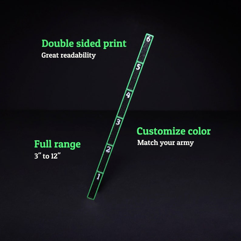 Op de afbeelding: Een zwarte meetlat met een groene rand en witte cijfers van &eacute;&eacute;n tot zes. De tekst op de afbeelding luidt: Double sided print, Great readability, Full range 3" to 12", Customize color, Match your army. De lat staat in een diagonale hoek.
