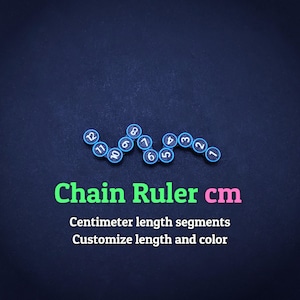 Op de afbeelding: Een kettingliniaal met cirkelvormige segmenten genummerd van 1 tot 12 in wit op een donkerblauwe achtergrond. De tekst luidt: Chain Ruler cm, Centimeter length segments, Customize length and color. De segmenten zijn in een golvende lijn verbonden.