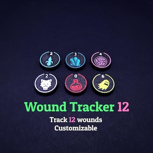 Op de afbeelding: Een set van zes ronde wondtracker-tokens met verschillende symbolen en nummers. De tokens zijn zwart met kleurrijke ontwerpen, waaronder een lelie, kristal, pizza, wolf, drankje en spook. De tekst "Wound Tracker 12" wordt hieronder weergegeven.