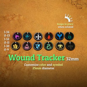 Può includere: Un set di dodici gettoni circolari neri per il tracciamento delle ferite con icone e numeri colorati. Il testo include "Wound Tracker 32mm", "Customize color and symbol 25mm diameter", "Snaps in place when rotated" e vari intervalli numerici.