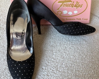 Vintage svarta satinpumps med spetsig tå och strass, klackar i låda, storlek 7