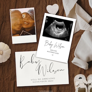 Peut inclure: Plusieurs cartes et photos d'annonce de grossesse. Une carte indique "Baby Wilson arriving November 2025" avec une image d'échographie. Une autre carte dit "Baby Wilson will be arriving November 2025!". Il y a aussi une photo d'un couple.