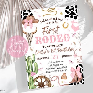 Puede incluir: Una invitaci&oacute;n de descarga digital para un primer rodeo de cumplea&ntilde;os. El dise&ntilde;o presenta un tema de vaquera con una calavera de toro, botas de vaquero y un cactus. El texto dice "First Rodeo" e incluye el nombre, la fecha y el lugar de la cumplea&ntilde;era.