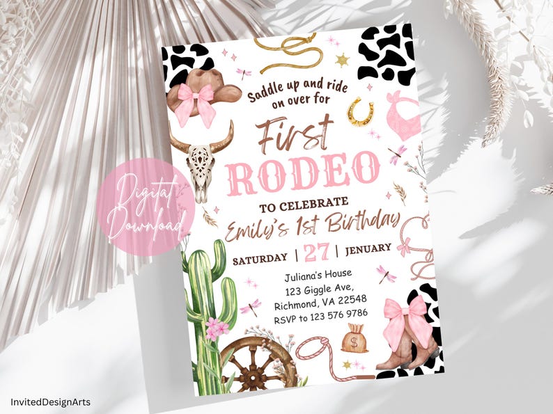 Puede incluir: Una invitaci&oacute;n de descarga digital para un primer rodeo de cumplea&ntilde;os. El dise&ntilde;o presenta un tema de vaquera con una calavera de toro, botas de vaquero y un cactus. El texto dice "First Rodeo" e incluye el nombre, la fecha y el lugar de la cumplea&ntilde;era.
