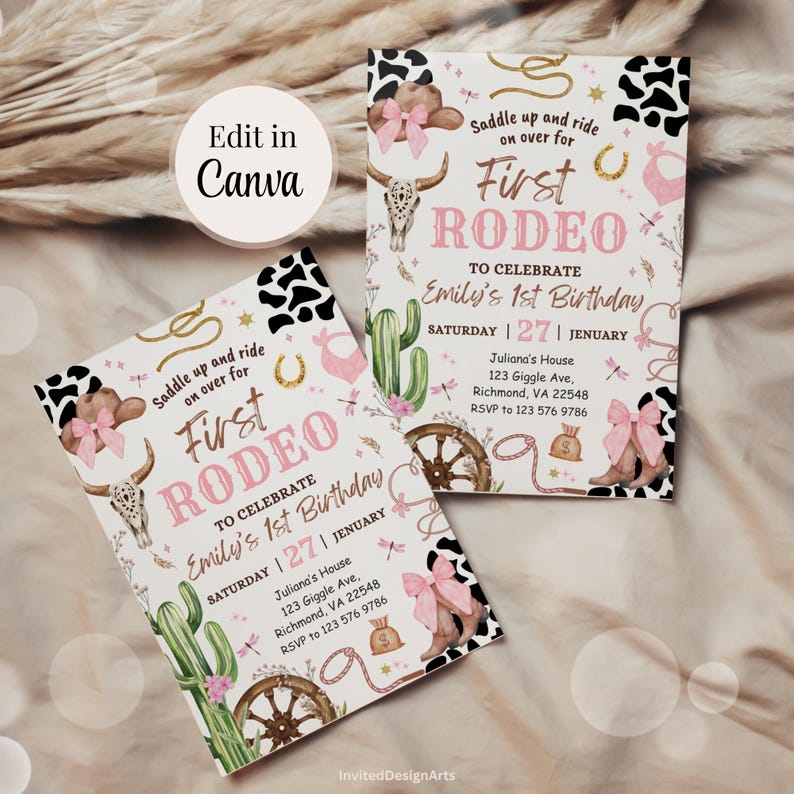 Puede incluir: Dos invitaciones con tem&aacute;tica de rodeo sobre un fondo claro. Las invitaciones presentan una combinaci&oacute;n de colores rosa y marr&oacute;n con ilustraciones de una calavera de toro, botas de vaquero y un cactus. El texto dice "First Rodeo" y "Emily's 1st Birthday".