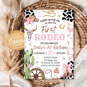 Puede incluir: Una invitaci&oacute;n con tem&aacute;tica de rodeo con un dise&ntilde;o de acuarela. La invitaci&oacute;n presenta una combinaci&oacute;n de colores rosa y marr&oacute;n, con ilustraciones de un sombrero de vaquero, botas y un cactus. El texto incluye "First Rodeo" y "Emily's 1st Birthday".