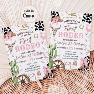 Puede incluir: Dos invitaciones con tem&aacute;tica de rodeo con un esquema de color rosa y marr&oacute;n. Las invitaciones presentan ilustraciones de sombrero de vaquero, calavera de toro, cactus y herradura. El texto incluye "First Rodeo" y "Emily's 1st Birthday".
