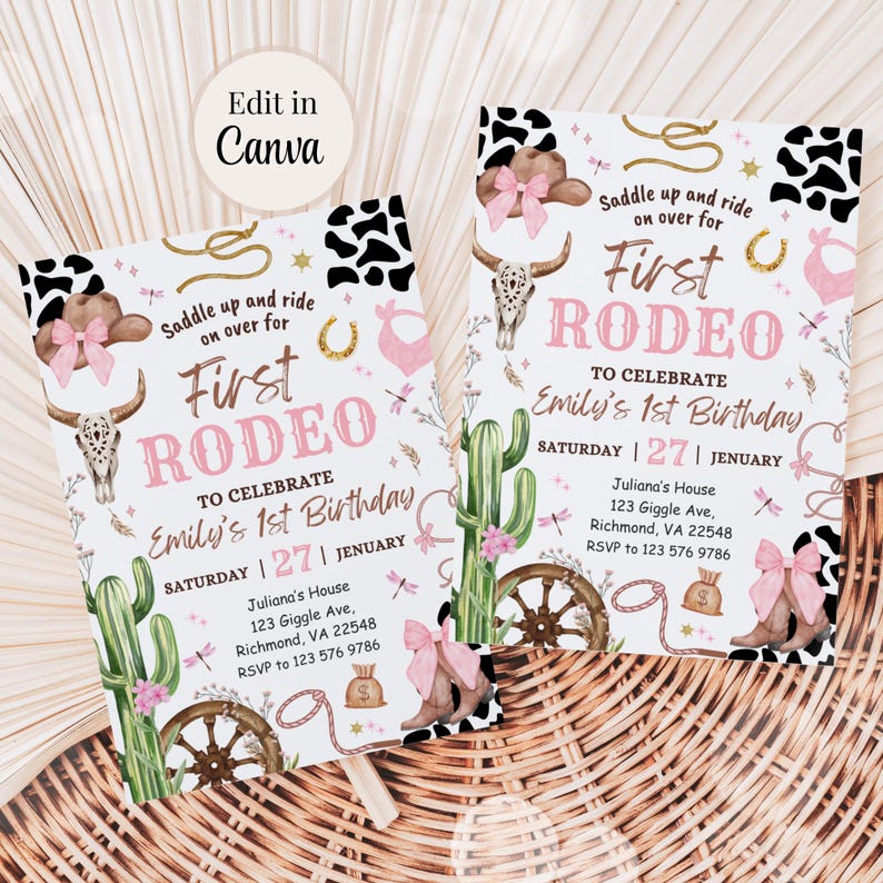 Puede incluir: Dos invitaciones con tem&aacute;tica de rodeo con un esquema de color rosa y marr&oacute;n. Las invitaciones presentan ilustraciones de sombrero de vaquero, calavera de toro, cactus y herradura. El texto incluye "First Rodeo" y "Emily's 1st Birthday".