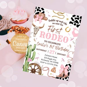 Puede incluir: Una invitaci&oacute;n de cumplea&ntilde;os "First Rodeo" rosa y blanca con ilustraciones tem&aacute;ticas de vaqueros. La invitaci&oacute;n incluye un cactus, botas de vaquero, una calavera de toro y el texto "Emily's 1st Birthday". Personalizable y descarga instant&aacute;nea.