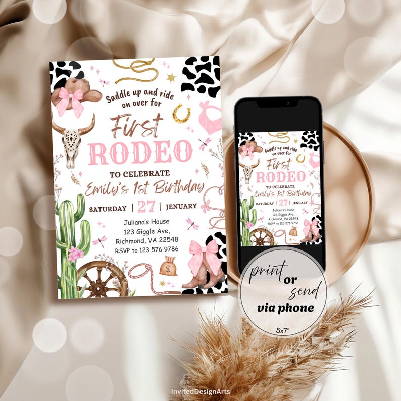 Puede incluir: Una invitaci&oacute;n con tem&aacute;tica de rodeo en rosa y blanco. La invitaci&oacute;n incluye un sombrero de vaquero, botas y una calavera de toro. El texto dice "First Rodeo" e incluye detalles del evento. Un tel&eacute;fono inteligente muestra la invitaci&oacute;n, con opciones para imprimir o enviar.