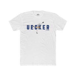 Puede incluir: Camiseta blanca con un gráfico azul y naranja de un jugador de béisbol lanzando con el texto "Uecker Air" impreso en la parte delantera.