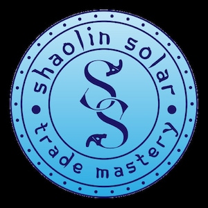 Könnte beinhalten: Ein blauer Kreis mit einem weißen Farbverlauf und einem dunkelblauen Umriss. Der Kreis enthält den Text "Shaolin Solar Trade Mastery" in dunkelblauer Schrift und ein stilisiertes "S" in der Mitte.