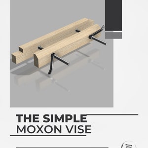 Może przedstawiać: Jasne drewniane imadło Moxon z dwiema równoległymi belkami i metalowym osprzętem. Imadło jest przeznaczone do obróbki drewna i zawiera tekst "THE SIMPLE MOXON VISE". Obraz zawiera również adres strony internetowej i logo.