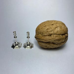 Par miniatyrljusstakar i sterlingsilver i dockhusstil (skala 1:12)