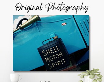 Photographie originale en couleur d'une voiture de sport vintage bleu pâle avec un bidon de carburant Shell Motor Spirit sur le marchepied, avec un avertisseur sonore de type Claxon.