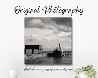 Photographie originale en noir et blanc d'un vieux remorqueur et de conteneurs d'expédition près du vieux port de Leigh-on-Sea, prise sur film périmé.