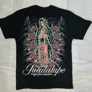 Camiseta de manga corta de algodón negra con imagen colorida de la Virgen de Guadalupe