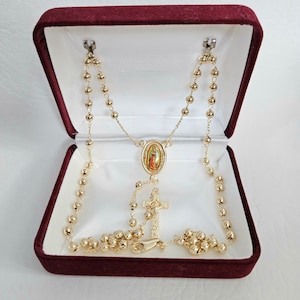 Collar rosario con imagen coloreada de Nuestra Señora de Guadalupe bañado en oro