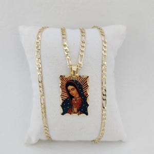Collar chapado en oro con imagen coloreada de la Virgen de Guadalupe