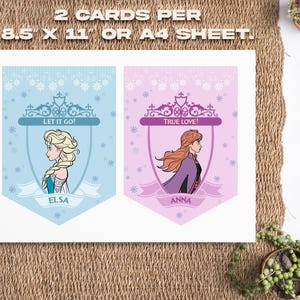 Puede incluir: Dos tarjetas por hoja A4, cada una con una princesa de una popular pel&iacute;cula de animaci&oacute;n. Una tarjeta es azul claro con Elsa, el texto "LET IT GO!" y el nombre "ELSA". La otra tarjeta es lavanda con Anna, el texto "TRUE LOVE!" y el nombre "ANNA".
